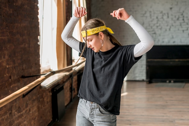 Молодая женщина танцует в танцевальной студии