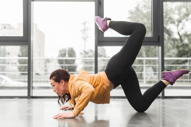 ヒップホップダンスの若い女性