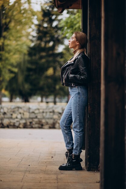 Foto gratuita giovane donna che dimostra i panni superiori