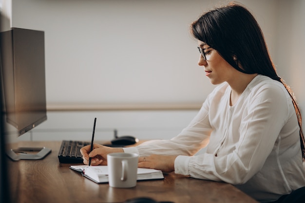 Free photo young woman designer working at the desk