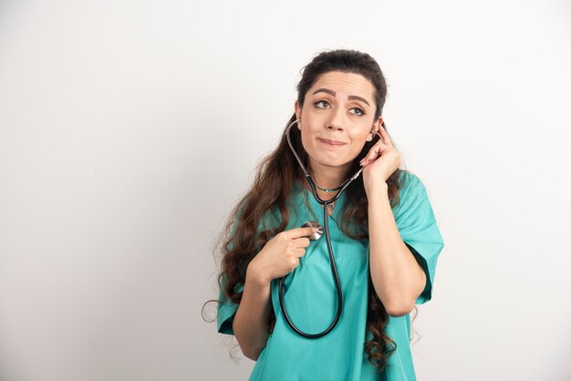 Foto gratuita medico della giovane donna in uniforme con lo stetoscopio.