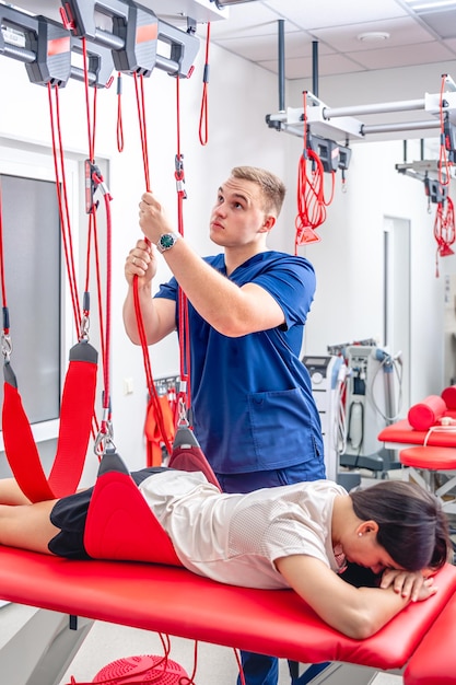 Foto gratuita una giovane donna ad un appuntamento medico con un riabilitatore