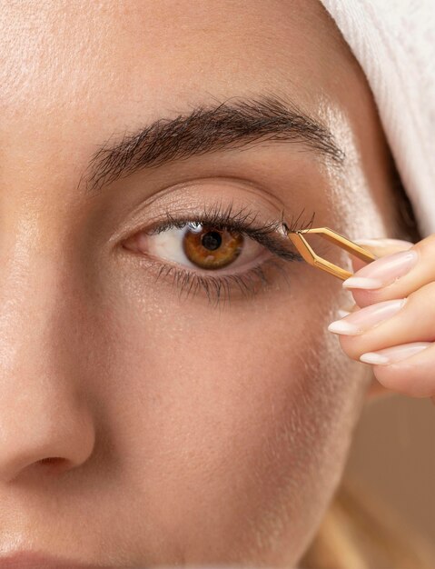 Free photo young woman doing a beauty treatment for herself