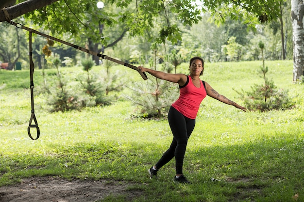 Giovane donna che fa esercizio nel parco