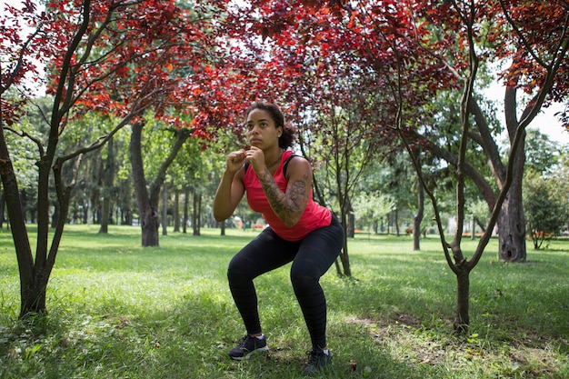 Foto gratuita giovane donna che fa esercizio nel parco