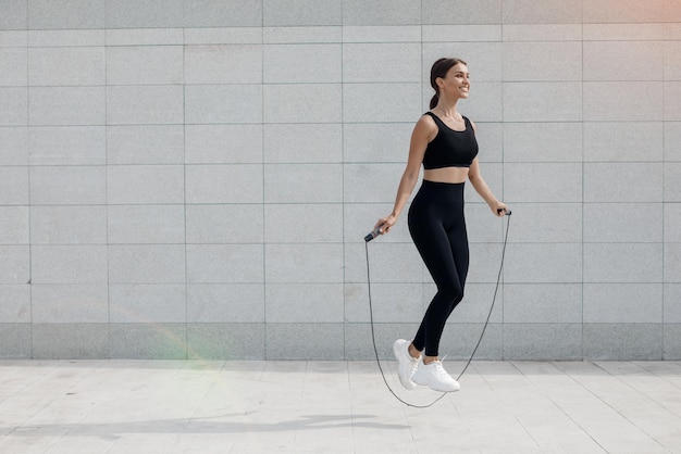 Free photo young woman doing fitness outdoor