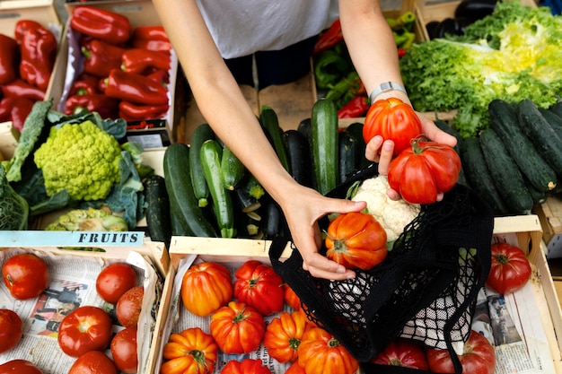 Молодая женщина делает покупки продуктовые