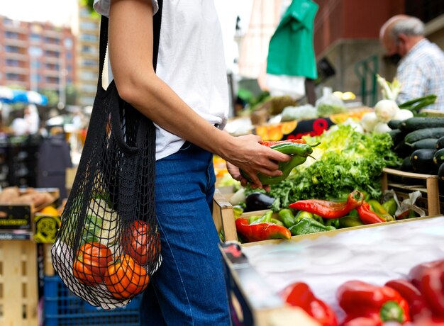 Молодая женщина делает покупки продуктовые