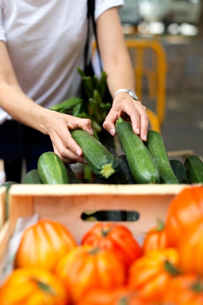 Молодая женщина делает покупки продуктовые