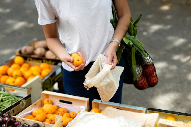 Молодая женщина делает покупки продуктовые