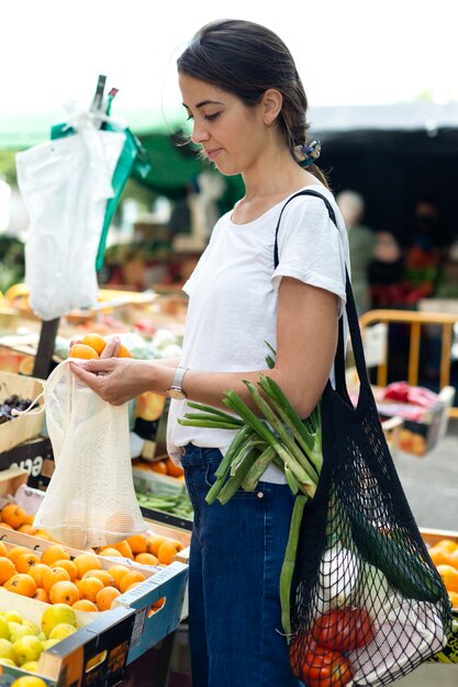 Молодая женщина делает покупки продуктовые