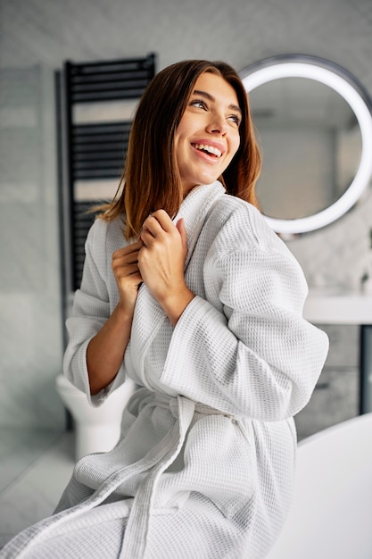 彼女の朝のスキンケアルーチンをしている若い女性