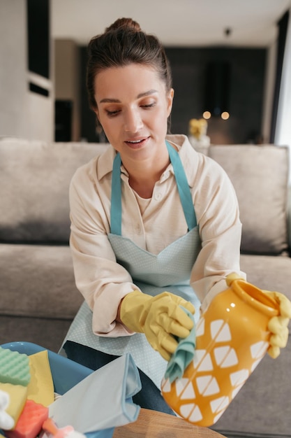 Foto gratuita giovane donna che fa i lavori domestici e sembra occupata