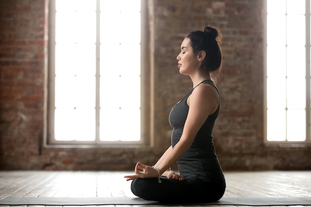 Padmasana 운동을 하 고 젊은 여자