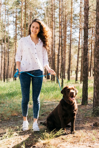 Foto gratuita giovane donna facendo un picnic con il suo cane
