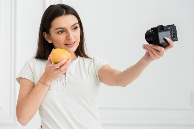 プレゼンテーションを行う若い女性