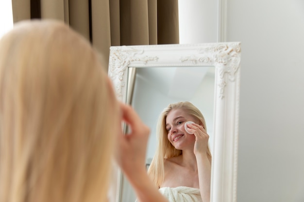 Foto gratuita giovane donna che fa un trattamento di cura di sé