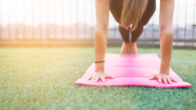 Giovane donna che fa yoga al mattino