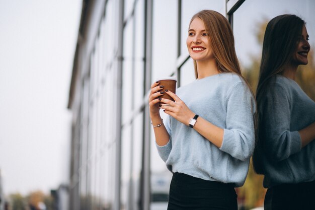 Молодая женщина, пить кофе у кафе