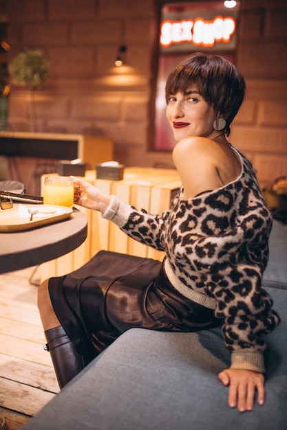 Free photo young woman drinking tea in a cafe