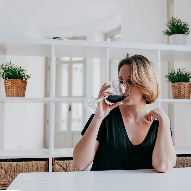 ワインを飲む若い女性