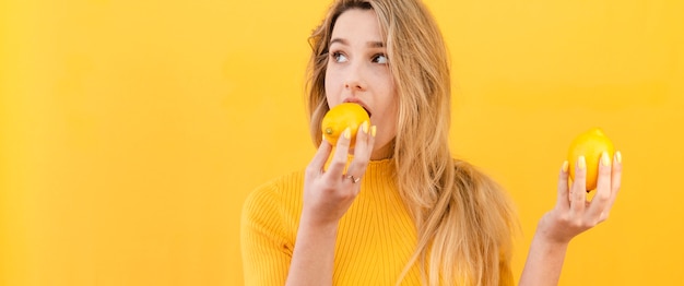 果物を食べる若い女性