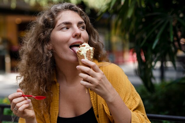 아이스크림 콘을 먹는 젊은 여자