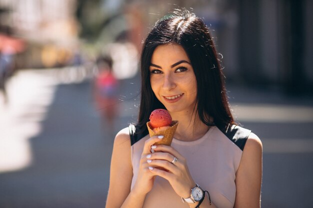 아이스크림을 먹는 젊은 여자