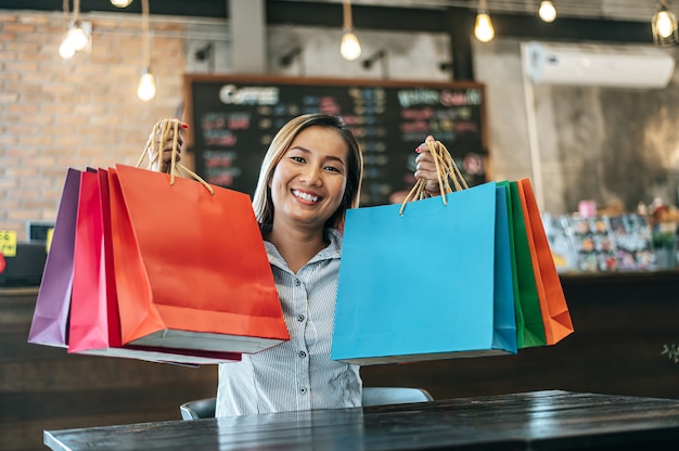 若い女性が店で買い物を楽しむ