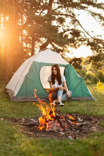 야외에서 모닥불을 즐기는 젊은 여성