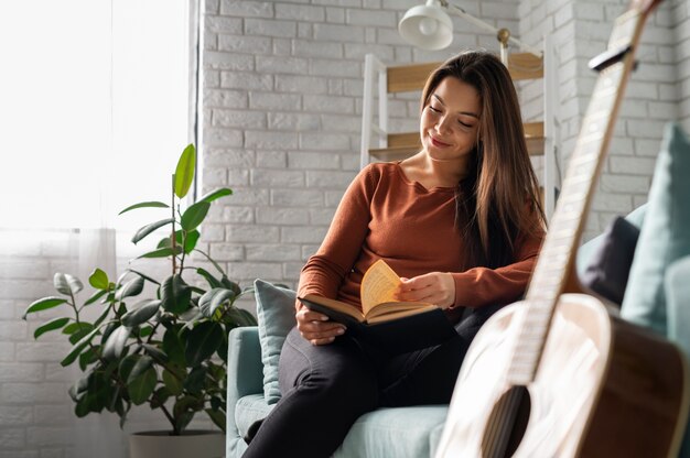 Foto gratuita giovane donna che si gode la vita offline