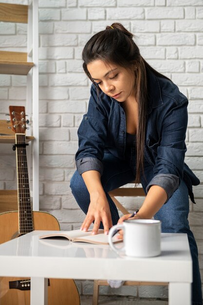 オフラインでの生活を楽しんでいる若い女性