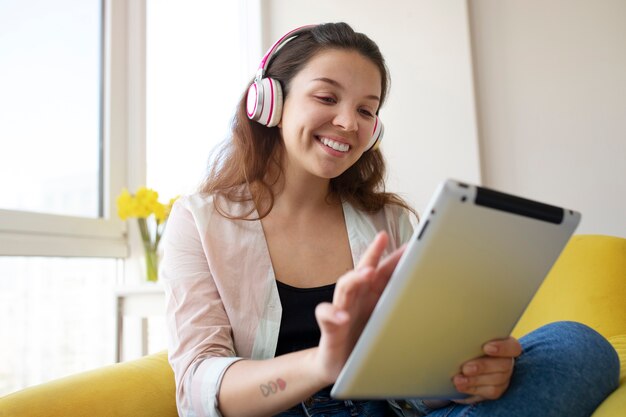 Молодая женщина наслаждается прослушиванием музыки