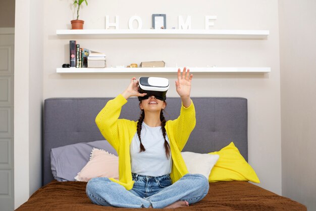 หญิงสาวมีความสุขกับการใช้แว่นตา VR เทคโนโลยีใหม่
