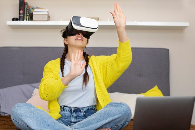 Молодая женщина наслаждается новыми технологиями в очках vr