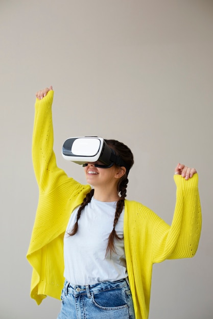 Бесплатное фото Молодая женщина наслаждается новыми технологиями в очках vr