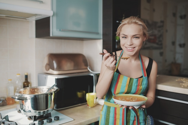 Foto gratuita giovane donna che gode della zuppa di zucca