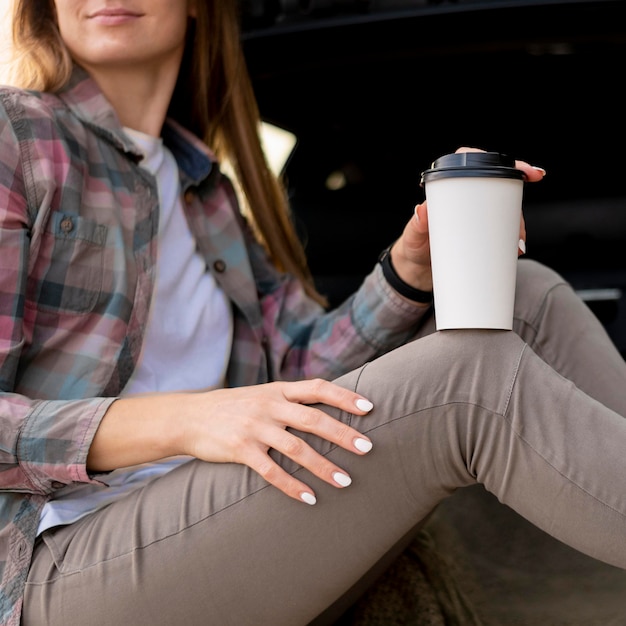 Foto gratuita giovane donna che gode del viaggio su strada