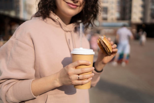 いくつかの屋台の食べ物を楽しんでいる若い女性