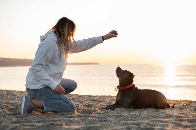 彼女の犬との時間を楽しんでいる若い女性