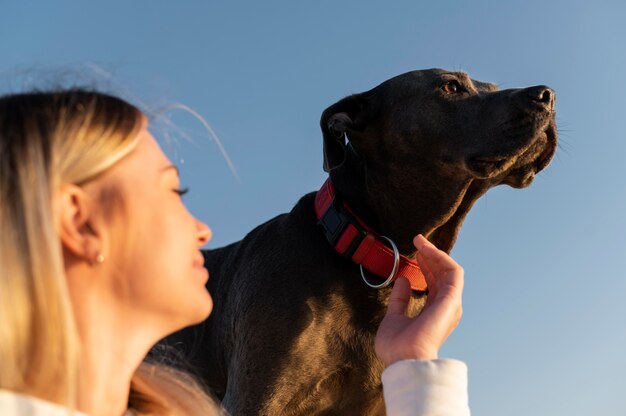 彼女の犬との時間を楽しんでいる若い女性