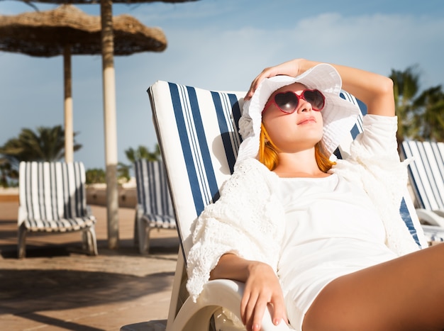 太陽を楽しむ若い女性