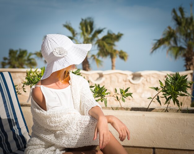 太陽を楽しむ若い女性