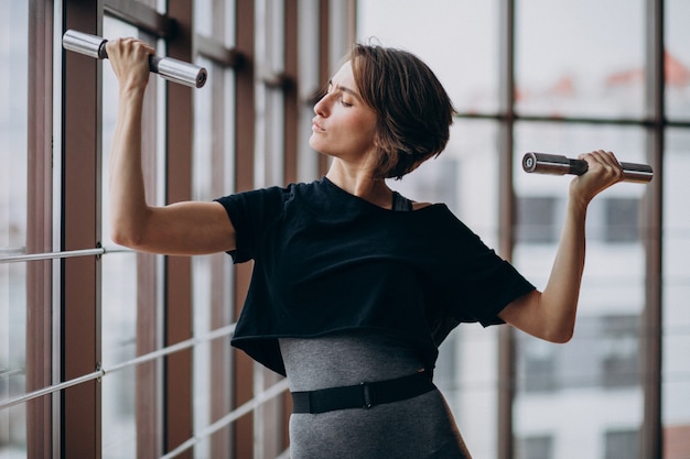 Giovane donna che si esercita in palestra