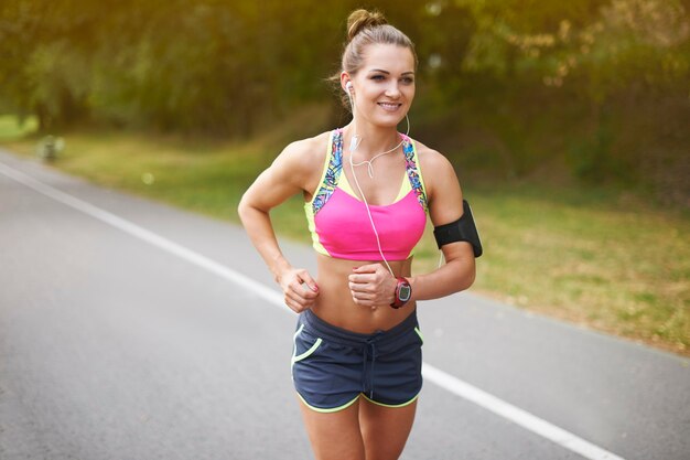 屋外で運動する若い女性。あなたの弱点のいくつかを打ち負かす良い方法