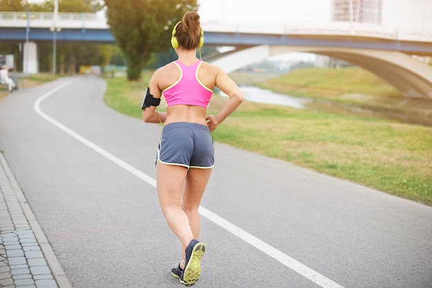 屋外で運動する若い女性。晴れた朝は気分がいい