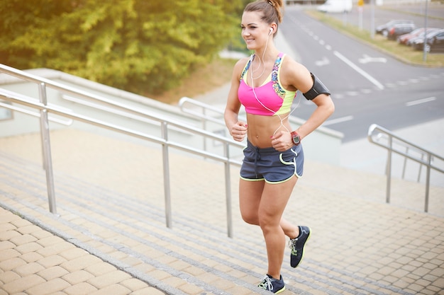 屋外で運動する若い女性。あなたは自分の弱点を打ち負かす必要があります