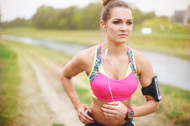 外で運動する若い女性。悪天候は私にとって問題ではありません