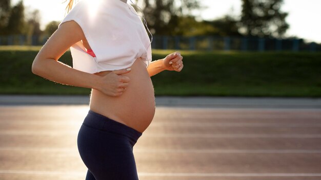 복사 공간이 있는 임신 중 운동하는 젊은 여성