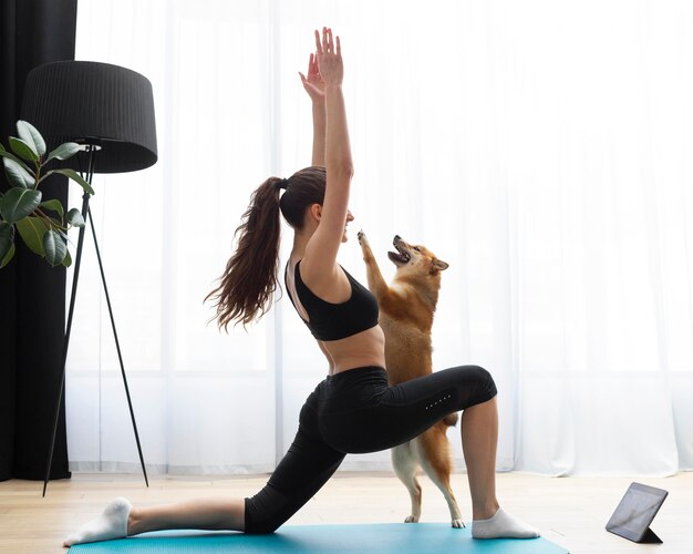 그녀의 강아지와 함께 운동하는 젊은 여자